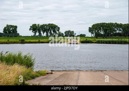 Heusden, Gelderland, pays-Bas, 08 11 2022 - Jetty du petit ferry au-dessus de la rivière Maas Banque D'Images