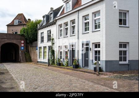 Heusden, Gelderland, pays-Bas, 08 11 2022 - maisons traditionnelles et rues en pierre de galets du village Banque D'Images