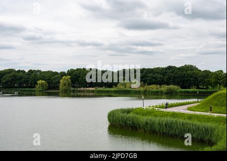 Heusden, Gelderland, pays-Bas, 08 11 2022 - canaux de fortification verts autour du village Banque D'Images