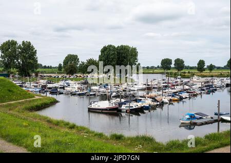 Heusden, Gelderland, pays-Bas, 08 11 2022 - Port de plaisance à la rivière Maas Banque D'Images