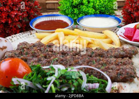 Moyen-Orient Kofta Kebab recette avec pommes de terre frites Banque D'Images