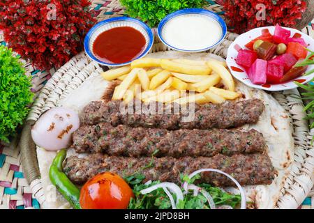 Moyen-Orient Kofta Kebab recette avec pommes de terre frites Banque D'Images