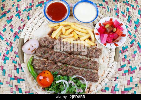 Moyen-Orient Kofta Kebab recette avec pommes de terre frites Banque D'Images