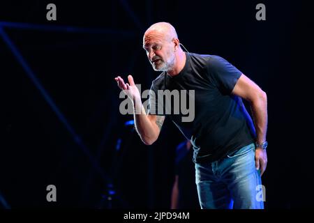 16 août 2022, forte dei Marmi, Lucca, Italie: Andrea Pucci joue avec son spectacle à la Villa Bertelli à forte dei Marmi avec un complet. (Credit image: © Stefano Dalle Luche/Pacific Press via ZUMA Press Wire) Banque D'Images