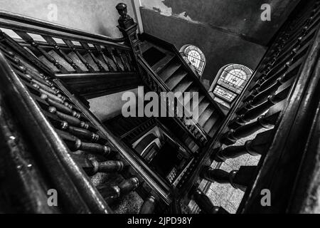 Un gros plan d'un escalier en spirale d'un ancien bâtiment Banque D'Images