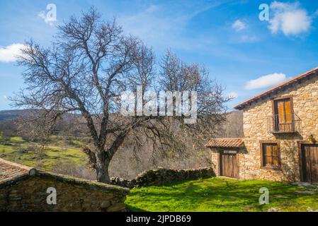 Maison et paysage. Horcajuelo de la Sierra, province de Madrid, Espagne. Banque D'Images