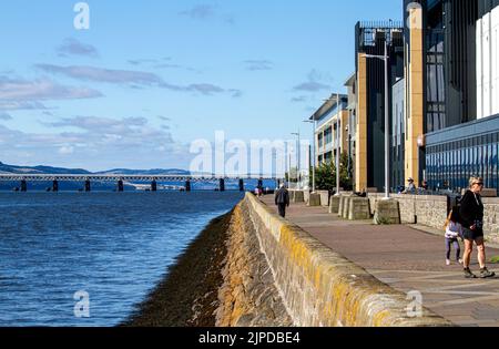 Dundee, Tayside, Écosse, Royaume-Uni. 17th août 2022. Météo au Royaume-Uni : une belle matinée ensoleillée avec une température élevée de 17°C. Après de violents orages et des dérives torrentielles qui ont frappé le Nord-est de l'Écosse, les résidents locaux profitent du beau temps qui se promore le long de la promenade du front de mer de Dundee le long du fleuve. Crédit : Dundee Photographics/Alamy Live News Banque D'Images