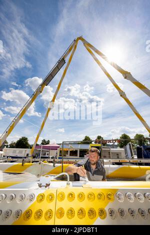 Rudolstadt, Allemagne. 17th août 2022. Le showman Patrick Plaenert peint la roue de Ferris pour le Rudolstädter Vogelschießen, le plus grand carnaval de Thuringe. Le festival folklorique, qui a eu lieu pour la première fois en août 1722, célèbre cette année son anniversaire de 300th. Credit: Michael Reichel/dpa/Alay Live News Banque D'Images