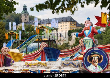 Rudolstadt, Allemagne. 17th août 2022. Le château de Heidecksburg est visible au-dessus des manèges du Rudolstädter Vogelschießen, le plus grand carnaval de Thuringe. Le festival folklorique, qui a eu lieu pour la première fois en août 1722, célèbre cette année son anniversaire de 300th. Credit: Michael Reichel/dpa/Alay Live News Banque D'Images