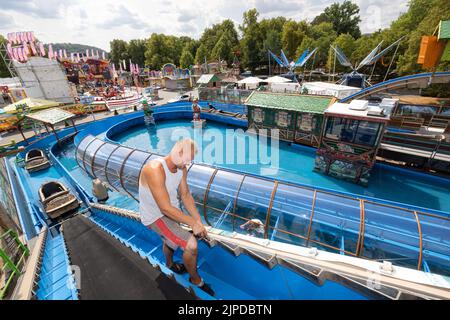 Rudolstadt, Allemagne. 17th août 2022. L'employé Robert Balcer prépare le trajet en eau blanche pour le Rudolstädter Vogelschießen, le plus grand carnaval de Thuringe. Le festival folklorique, qui a eu lieu pour la première fois en août 1722, célèbre cette année son anniversaire de 300th. Credit: Michael Reichel/dpa/Alay Live News Banque D'Images