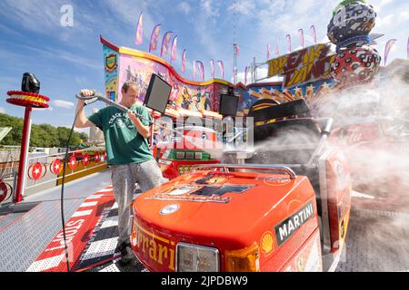 Rudolstadt, Allemagne. 17th août 2022. L'employé Marcel Michaelis déchaîne les flotteurs du brise-lames pour le Rudolstädter Vogelschießen, le plus grand carnaval de Thuringe. Le festival folklorique, qui a eu lieu pour la première fois en août 1722, célèbre cette année son anniversaire de 300th. Credit: Michael Reichel/dpa/Alay Live News Banque D'Images