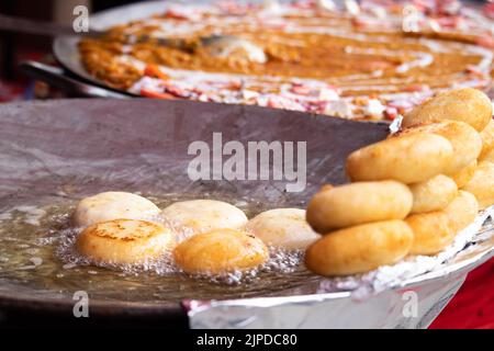 Friture en profondeur nourriture préférée de rue indienne Aloo Chaat Tiki Chat ou Alu Chaat Tikki fait de pommes de terre bouillies et écrasées dans chaud Boiling huile raffinée sur grand T Banque D'Images