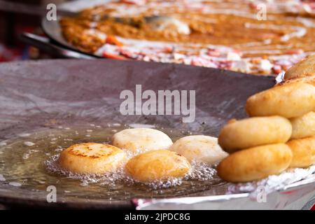 Friture en profondeur nourriture préférée de rue indienne Aloo Chaat Tiki Chat ou Alu Chaat Tikki fait de pommes de terre bouillies et écrasées dans chaud Boiling huile raffinée sur grand T Banque D'Images