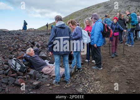 Temps de repos - randonneurs sur le sentier pour voir l'éruption du volcan islandais Meradalir en août 2022. Banque D'Images