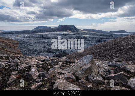 Le champ de lave et le cône formés par l'éruption du volcan Islande de Geldingadalir en 2021 Banque D'Images