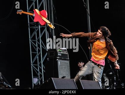 Ryan Jarman, des Cribs, jette une guitare sur la scène à la fin de leur représentation au Victorious Festival, Portsmouth, Royaume-Uni - 25th août 2018. Banque D'Images
