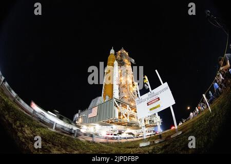 Cape Canaveral, États-Unis. 17th août 2022. La fusée SLS (Space Launch System) de la NASA à bord de l'engin spatial Orion est vue au-dessus du lanceur mobile alors qu'elle se lance sur Launch Pad 39B, le mardi 16 août 2022, au Kennedy Space Center de la NASA en Floride. L'essai en vol Artemis I de la NASA est le premier essai intégré des systèmes d'exploration spatiale profonde de l'agence : l'engin spatial Orion, la fusée SLS et les systèmes de soutien au sol. Le lancement de l'essai en vol sans équipage est prévu au plus tôt le 29 août. NASA photo par Joel Kowsky/UPI crédit: UPI/Alay Live News Banque D'Images