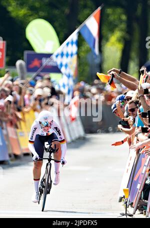 MUNCHEN - Ellen van Dijk en action pendant le procès de temps de cyclisme (femmes) le septième jour du Championnat Multi-européen. La ville allemande de Munich accueillera en 2022 un championnat européen combiné de divers sports. ANP IRIS VAN DEN BROEK Banque D'Images