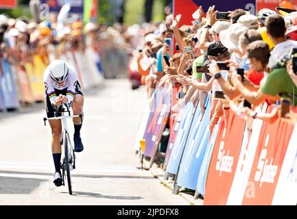 MUNCHEN - Ellen van Dijk en action pendant le procès de temps de cyclisme (femmes) le septième jour du Championnat Multi-européen. La ville allemande de Munich accueillera en 2022 un championnat européen combiné de divers sports. ANP IRIS VAN DEN BROEK Banque D'Images