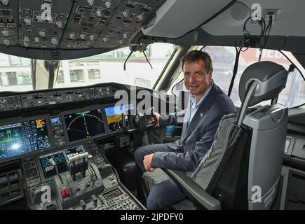 17 août 2022, Brandebourg, Schönefeld: Björn Tore Larsen, PDG de Norse Atlantic Airways, est assis dans le cockpit d'un Boeing 787 Dreamliner avant le vol inaugural de l'aéroport BER de la capitale à New York (JFK). La compagnie aérienne Norse Atlantic Airways lancera son vol inaugural de l'aéroport BER à New York (JFK) sur 17 août. Photo: Patrick Pleul/dpa Banque D'Images