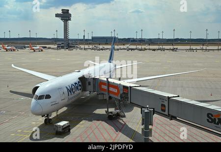 17 août 2022, Brandebourg, Schönefeld : un Boeing 787 Dreamliner de Norse Atlantic Airways se trouve à la porte de l'aéroport BER de la capitale. La compagnie aérienne Norse Atlantic Airways prend son premier vol de l'aéroport BER à New York (JFK) sur 17 août. Photo: Patrick Pleul/dpa Banque D'Images