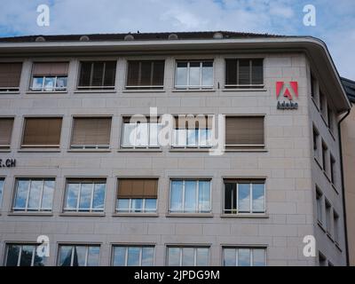 Bâle, Suisse - 4 juillet 2022 : logo Adobe sur le côté du bâtiment. Adobe Inc. Est une société multinationale américaine de logiciels informatiques dont le siège social se trouve à San Jose. Banque D'Images