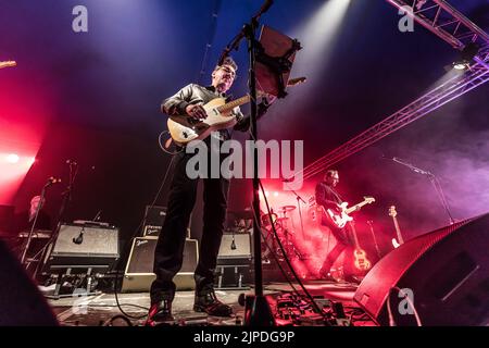 Richard Hawley se produit avec son groupe au Focus Wales Festival à Wrexham. Banque D'Images