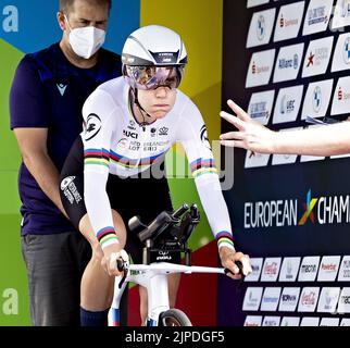 MUNCHEN - Ellen van Dijk en action pendant le procès de temps de cyclisme (femmes) le septième jour du Championnat Multi-européen. La ville allemande de Munich accueillera en 2022 un championnat européen combiné de divers sports. ANP IRIS VAN DEN BROEK Banque D'Images