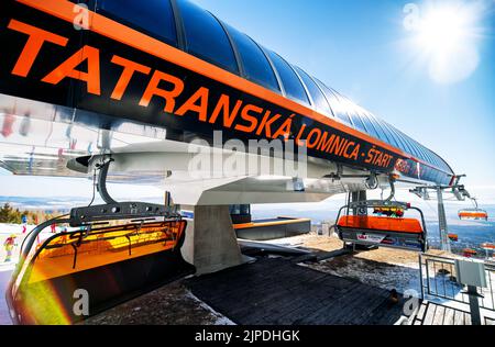 TATRANSKA LOMNICA, SLOVAQUIE - 12 MARS 2022 : station de télésiège dans la station Tatranska Lomnica, dans les montagnes des Hautes Tatras, Slovaquie Banque D'Images