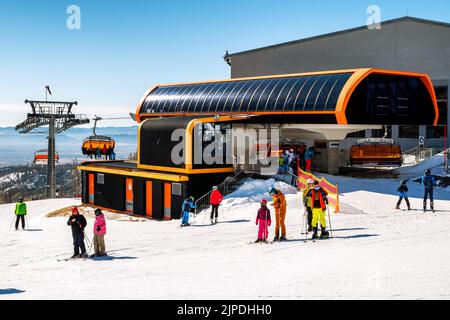 TATRANSKA LOMNICA, SLOVAQUIE - 12 MARS 2022 : station de télésiège dans la station Tatranska Lomnica, dans les montagnes des Hautes Tatras, Slovaquie Banque D'Images