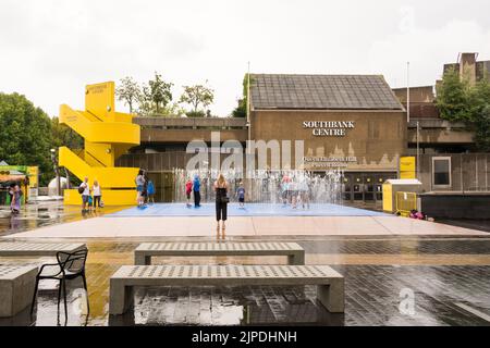 La vague de sécheresse et de chaleur au Royaume-Uni est enfin terminée : les enfants jouent dans l'installation de la fontaine d'eau de Beppe Hein, qui se trouve dans les salles de l'émission, sur la rive sud de Londres Banque D'Images