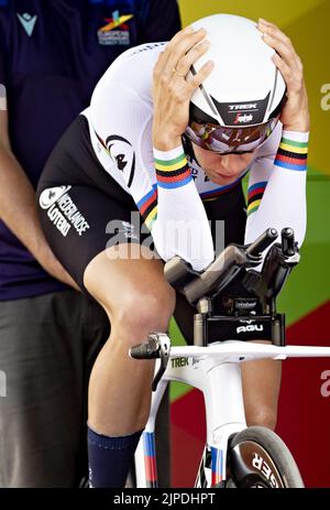 MUNCHEN - Ellen van Dijk en action pendant le procès de temps de cyclisme (femmes) le septième jour du Championnat Multi-européen. La ville allemande de Munich accueillera en 2022 un championnat européen combiné de divers sports. ANP IRIS VAN DEN BROEK Banque D'Images