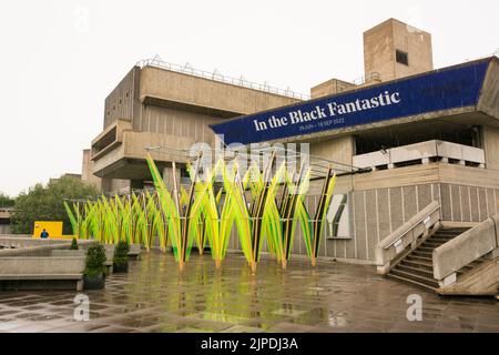 La sculpture en plexiglas de Jyll Bradley « The Hop » et dans le Black Fantastic à la Hayward Gallery au Southbank Centre de Londres, Londres, Angleterre, Royaume-Uni Banque D'Images