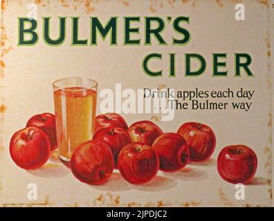 Affiche métallique historique, publicité pour Bulmers Cider, boissons de pommes chaque jour, The Bulmer Way Banque D'Images