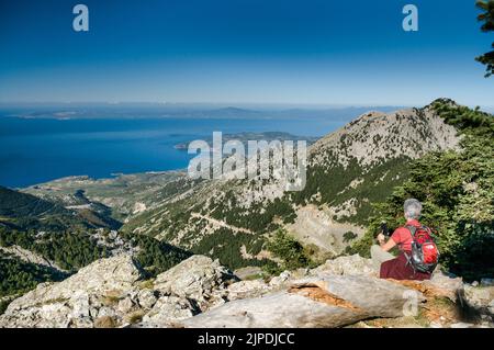 Un marcheur regarde vers le bas sur la côte extérieure de Mani en direction de Kardamyli (centre) et à travers le golfe de Messini, depuis la colline de Mavrovuna dans les montagnes Taygetos, Banque D'Images