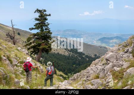 Deux marcheurs ont vue sur la côte extérieure de Mani vers Kitries et à travers le golfe de Messini, de Vorio au-dessus des montagnes Taygetos, au sud de P Banque D'Images