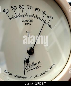 Thermomètre mesurant plus de 90degrees Fahrenheit, à l'extérieur de la zone de confort, étés plus chauds, mesuré sur une jauge Rototherm à Cheshire Banque D'Images