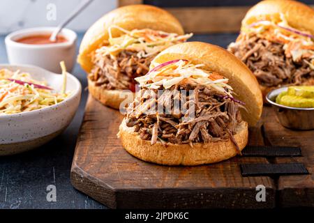 On a tiré des sandwiches de porc avec une griffe de cole sur des petits pains de brioche Banque D'Images