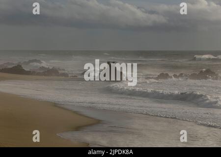 Vila do Conde plage belvedere dans un temps d'automne orageux, côte du nord du portugal Banque D'Images