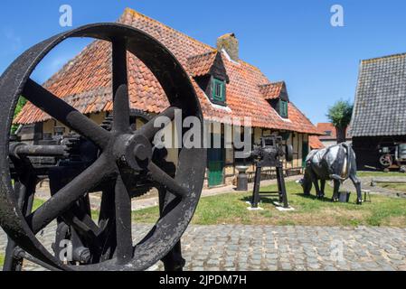 Ferme datant de 17th ans et machines agricoles anciennes au musée en plein air Bachten de Kupe, Izenberge, Flandre Occidentale, Belgique Banque D'Images