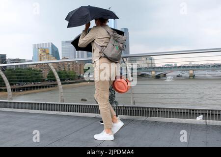 Londres, Royaume-Uni. 17th août 2022. Météo au Royaume-Uni : tempête et pluie à Londres. Crédit : Matthew Chattle/Alay Live News Banque D'Images