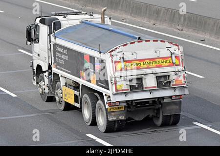 Camion-benne d'entretien des autoroutes couvertes par antenne arrière et latérale avec marque Tarmac fournissant de l'asphalte poreux coloré conduisant la route d'autoroute britannique Banque D'Images
