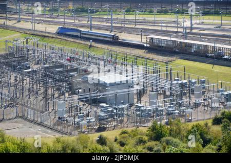 Clôture de sécurité autour d'un composé contenant du matériel d'approvisionnement en électricité pour l'exploitation des trains de la navette Eurotunnel sur les plates-formes du terminal Cheriton Kent UK Banque D'Images