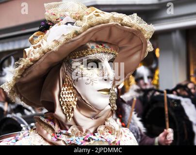 SCHAFFHAUSEN, SUISSE: FÉVRIER 22, 2014, figure habillée en femme élégante avec masque vénitien en défilé de carnaval. Banque D'Images