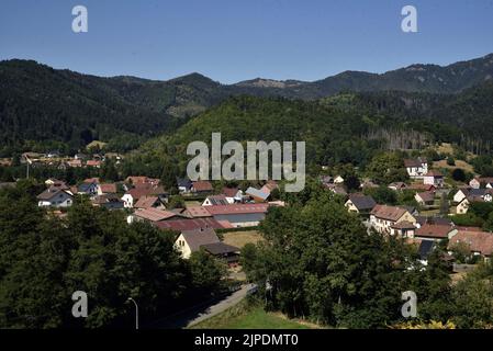 Vue générale sur le village de Kirchberg 'au pied du ballon Alsace', dans le département du Haut-Rhin au Grand est, dans le nord-est de la France, sur 17 août 2022. Photo de Patrice Pierrot/ABACAPRESS.COM Banque D'Images