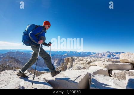 Grimpeur sur le mont Whitney. Beaux paysages dans l'est de la Sierra, Californie, Etats-Unis, magnifique fond naturel Banque D'Images