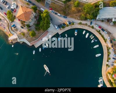 Vue aérienne de haut en bas de drone vers le port de la ville de Sibenik, croatie. Eau de mer avec bateaux et yacht. Sentier de randonnée près de la mer. Banque D'Images