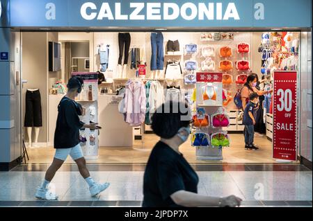 Hong Kong, Chine. 10th août 2022. Les amateurs de shopping se prominent devant le magasin de mode italien Calzedonia à Hong Kong. Crédit : SOPA Images Limited/Alamy Live News Banque D'Images