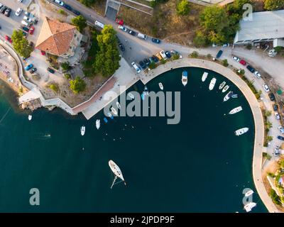 Vue aérienne de haut en bas de drone vers le port de la ville de Sibenik, croatie. Eau de mer avec bateaux et yacht. Sentier de randonnée près de la mer. Banque D'Images