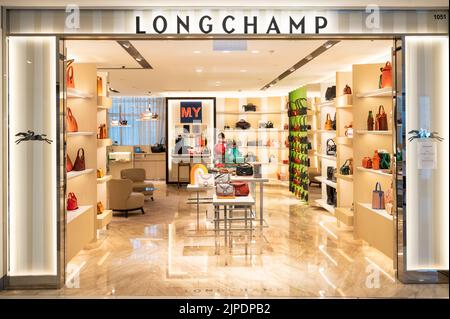 Hong Kong, Chine. 17th août 2022. Boutique Longchamp de la marque française de luxe à Hong Kong. Crédit : SOPA Images Limited/Alamy Live News Banque D'Images